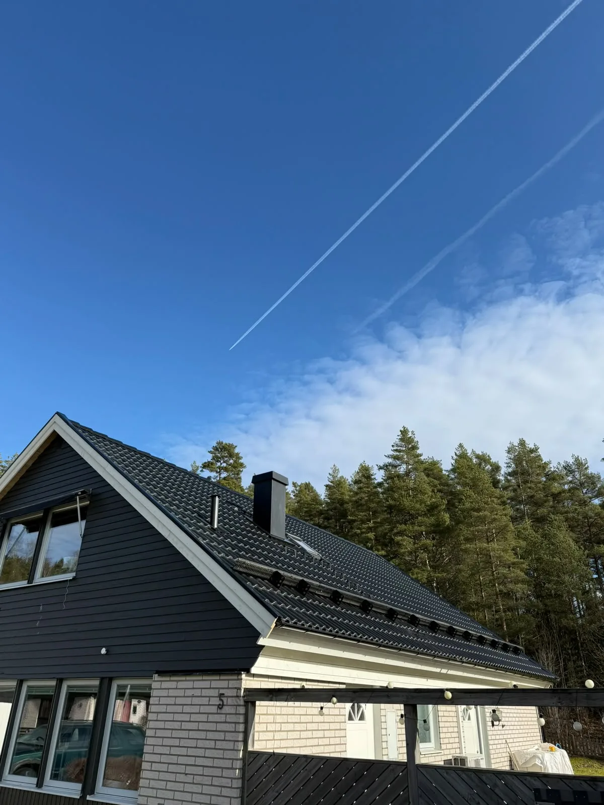 Villatak med snörasskydd och skorsten