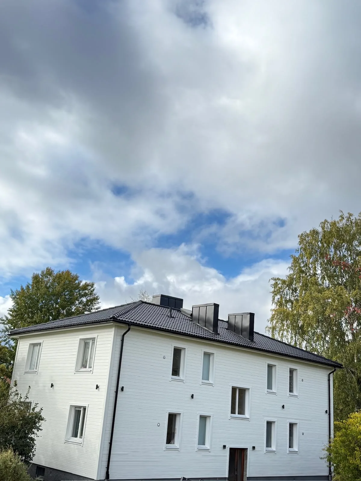 Färdigt svart tak på vitt hus